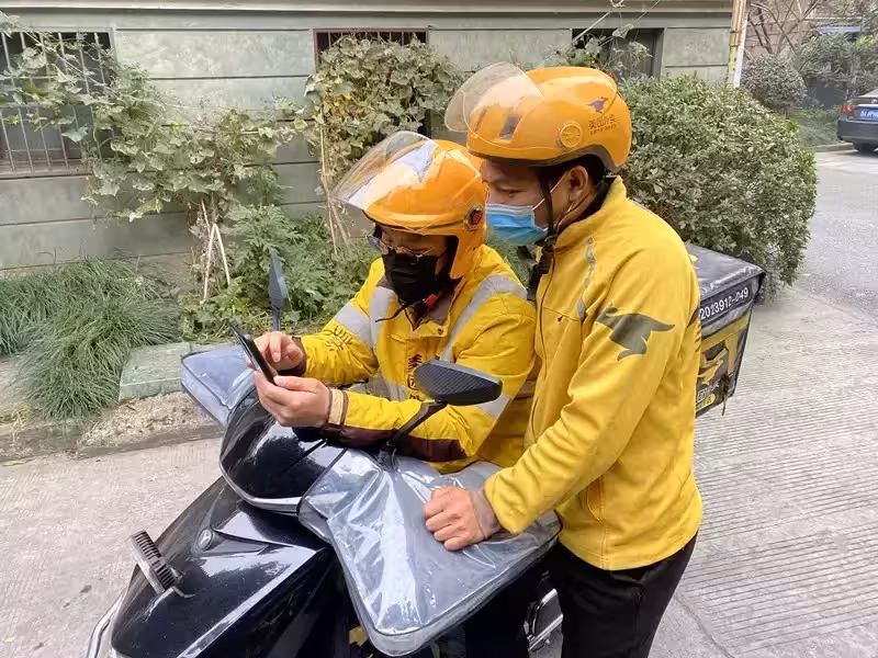 妳慢慢吃沒關係,女子癱在床外送員送餐到家還幫打掃,百名外送員接力照顧,堅持3年看哭網友