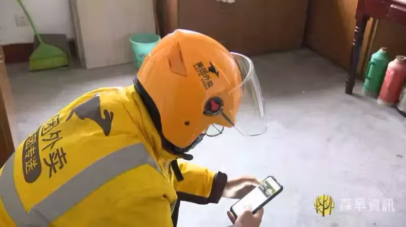 妳慢慢吃沒關係,女子癱在床外送員送餐到家還幫打掃,百名外送員接力照顧,堅持3年看哭網友