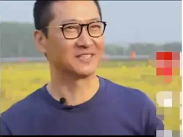 男神變農民!「爾康」退隱下地種植大米享田園生活,鄉下住宅與千畝良田構「巨幅太極圖」氣勢恢宏超壯觀