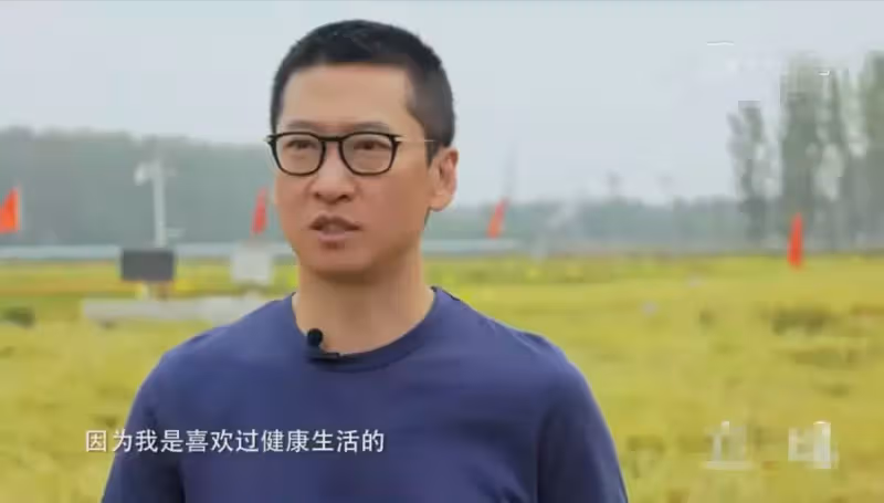 男神變農民!「爾康」退隱下地種植大米享田園生活,鄉下住宅與千畝良田構「巨幅太極圖」氣勢恢宏超壯觀