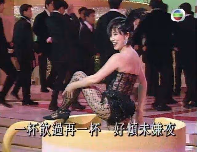細數歷年TVB台慶經典瞬間，肥姐表演踩雞蛋，梁朝偉用牙拉小貨車