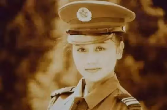 26年前一見鍾情!徐錦江「向過路女兵求婚」被罵神經病 半年後第3次見面「結為夫妻」愛情故事如小説