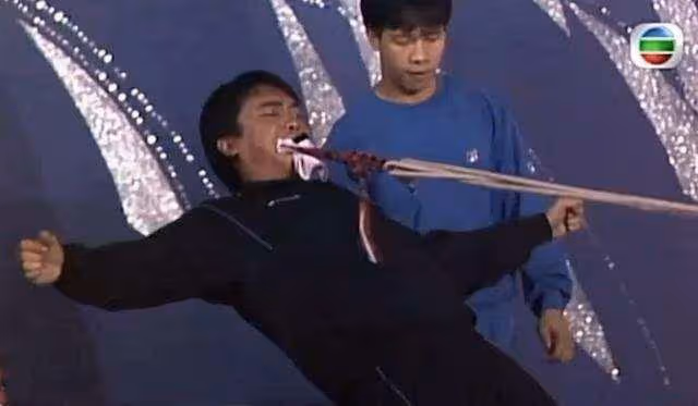 細數歷年TVB台慶經典瞬間，肥姐表演踩雞蛋，梁朝偉用牙拉小貨車