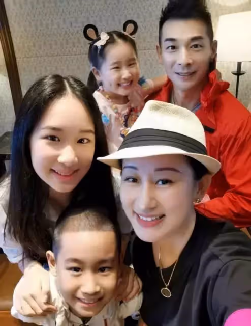 趙文卓為43歲妻子慶生!兒子頭剪成蛋糕狀酷,大女兒「發長文」未能出席成遺憾