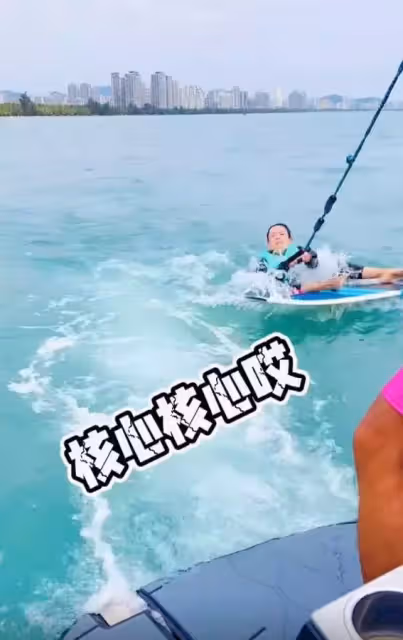 43歲章子怡學衝浪!大長腿搶鏡身材好少女,汪峰視角下吐舌燦笑少女感十足