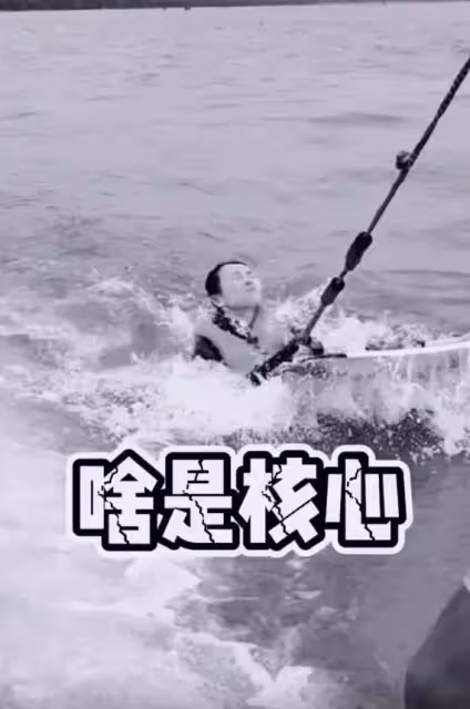 43歲章子怡學衝浪!大長腿搶鏡身材好少女,汪峰視角下吐舌燦笑少女感十足