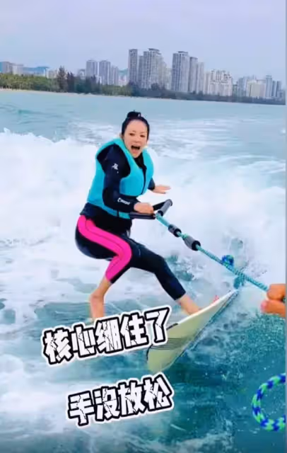 43歲章子怡學衝浪!大長腿搶鏡身材好少女,汪峰視角下吐舌燦笑少女感十足
