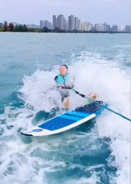 43歲章子怡學衝浪!大長腿搶鏡身材好少女,汪峰視角下吐舌燦笑少女感十足
