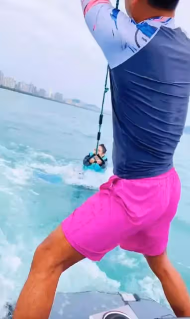 43歲章子怡學衝浪!大長腿搶鏡身材好少女,汪峰視角下吐舌燦笑少女感十足