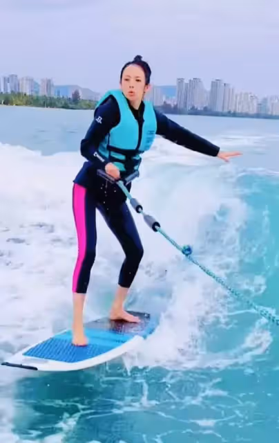 43歲章子怡學衝浪!大長腿搶鏡身材好少女,汪峰視角下吐舌燦笑少女感十足