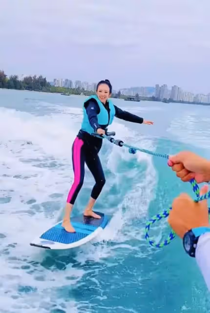 43歲章子怡學衝浪!大長腿搶鏡身材好少女,汪峰視角下吐舌燦笑少女感十足