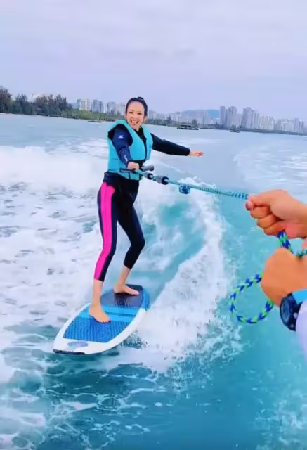 43歲章子怡學衝浪!大長腿搶鏡身材好少女,汪峰視角下吐舌燦笑少女感十足