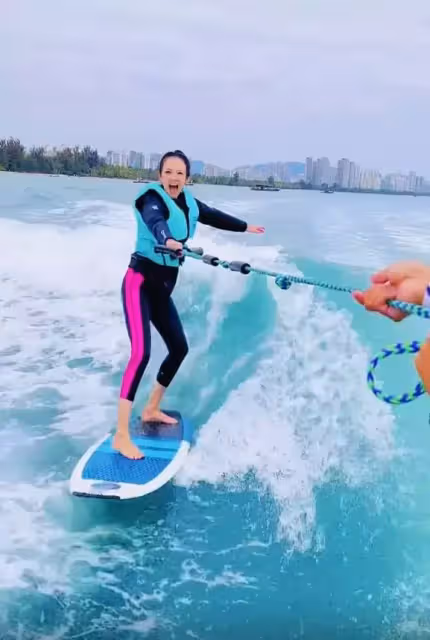 43歲章子怡學衝浪!大長腿搶鏡身材好少女,汪峰視角下吐舌燦笑少女感十足