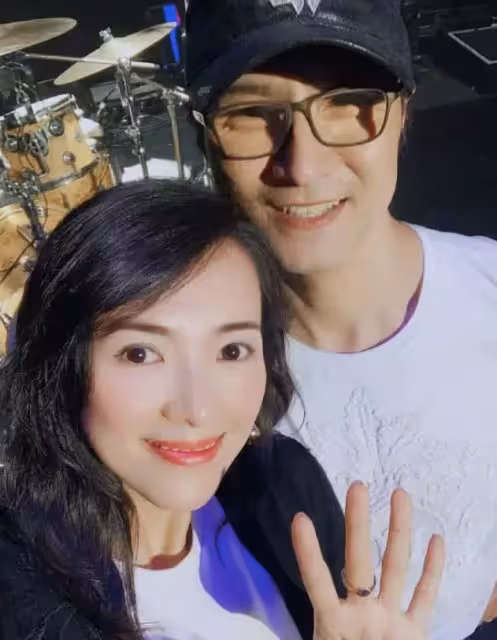43歲章子怡學衝浪!大長腿搶鏡身材好少女,汪峰視角下吐舌燦笑少女感十足
