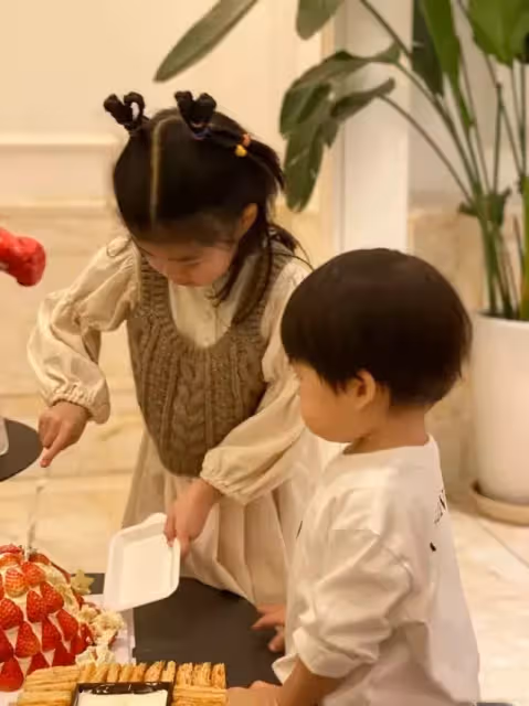 43歲章子怡學衝浪!大長腿搶鏡身材好少女,汪峰視角下吐舌燦笑少女感十足