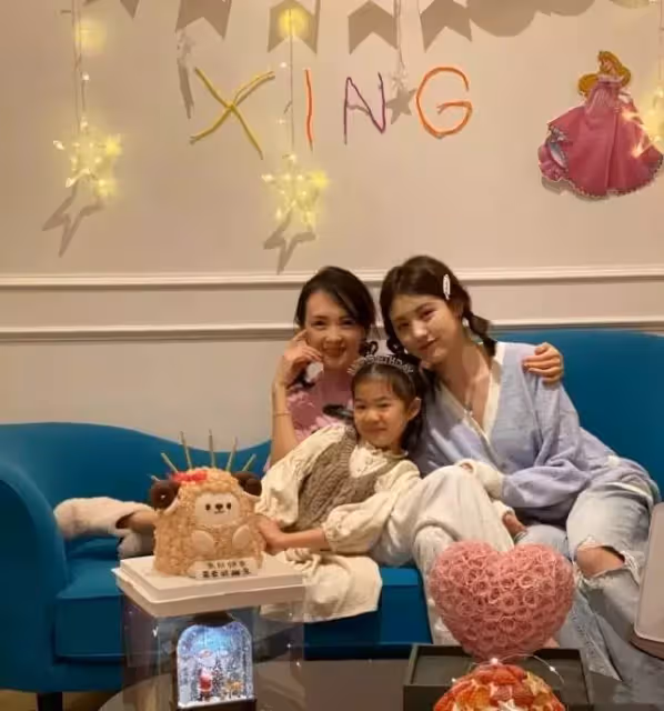 43歲章子怡學衝浪!大長腿搶鏡身材好少女,汪峰視角下吐舌燦笑少女感十足