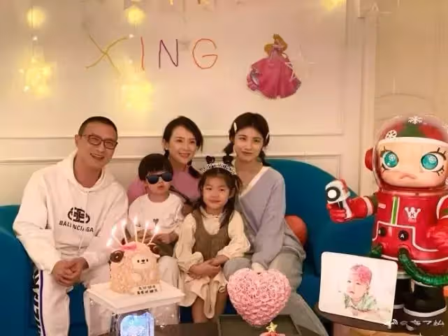 43歲章子怡學衝浪!大長腿搶鏡身材好少女,汪峰視角下吐舌燦笑少女感十足