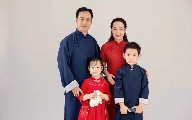關凌曬全家福慶結婚10周年，一雙兒女顏值高，丈夫被贊像張信哲