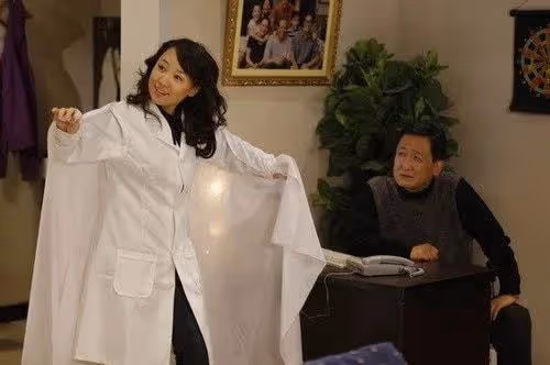 關凌曬全家福慶結婚10周年，一雙兒女顏值高，丈夫被贊像張信哲