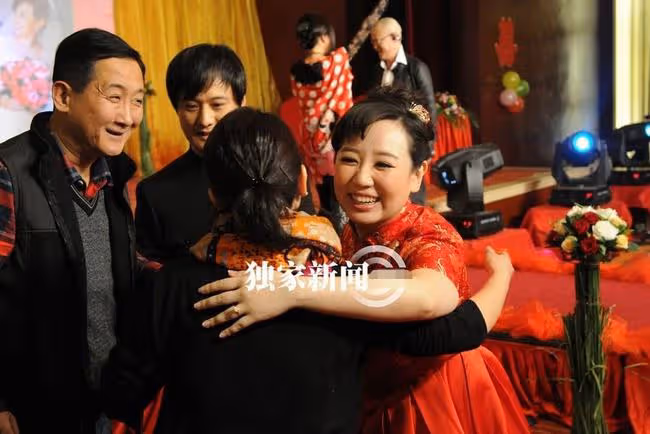 關凌曬全家福慶結婚10周年，一雙兒女顏值高，丈夫被贊像張信哲