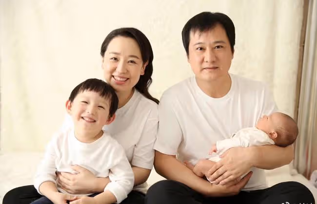 關凌曬全家福慶結婚10周年，一雙兒女顏值高，丈夫被贊像張信哲