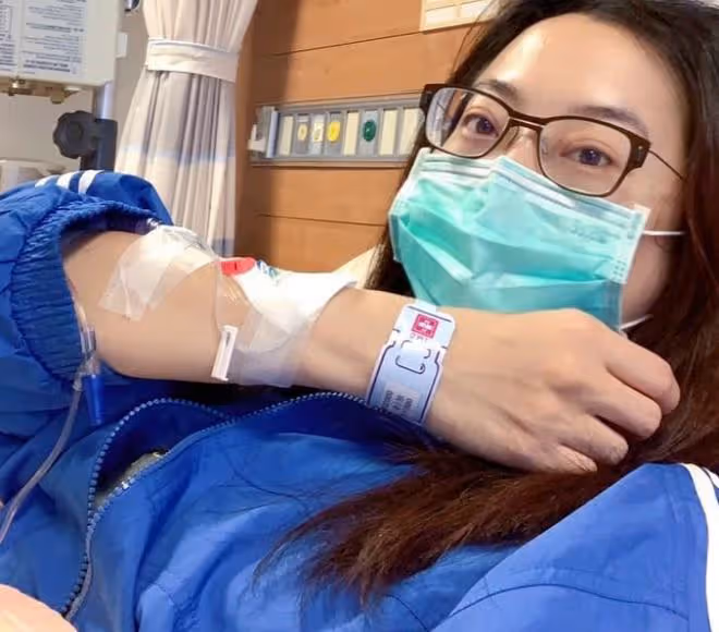 女星嫁大24歲富豪追生三胎,不幸流產手術失血過多,仍在ICU搶救