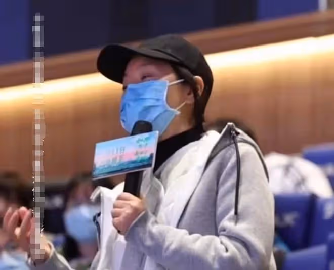 閆妮現身支持星二代當導演,一臉素顏宛如不會老,兩條小細腿吸睛