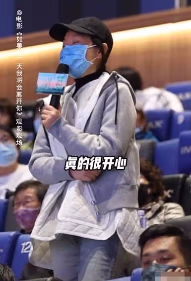 閆妮現身支持星二代當導演,一臉素顏宛如不會老,兩條小細腿吸睛
