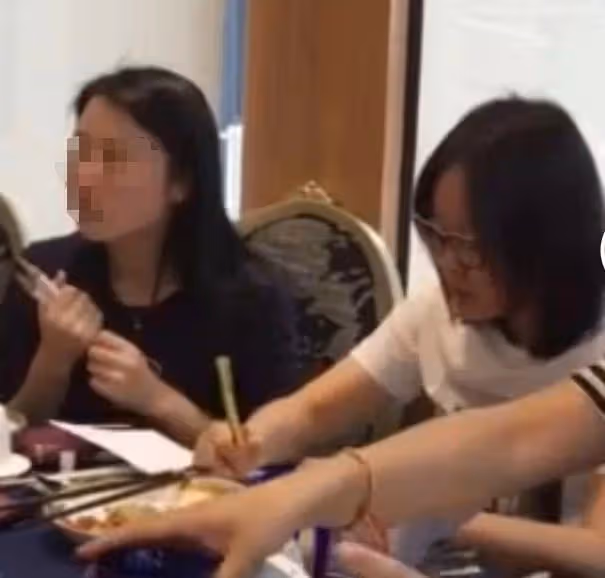 閆妮現身支持星二代當導演,一臉素顏宛如不會老,兩條小細腿吸睛
