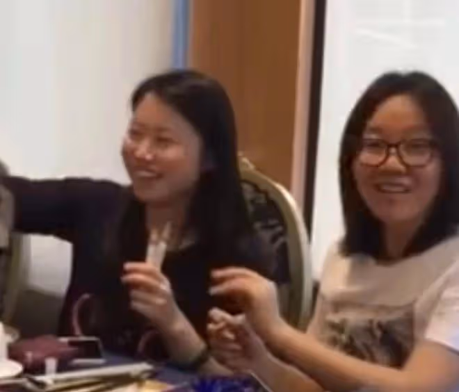 閆妮現身支持星二代當導演,一臉素顏宛如不會老,兩條小細腿吸睛