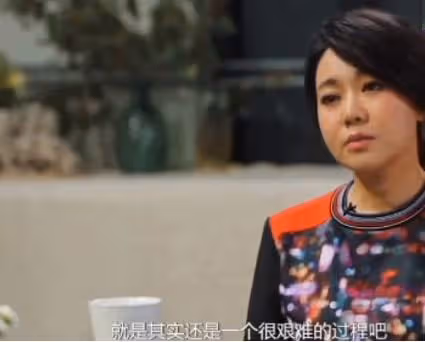 閆妮現身支持星二代當導演,一臉素顏宛如不會老,兩條小細腿吸睛