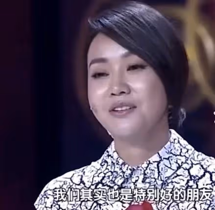 閆妮現身支持星二代當導演,一臉素顏宛如不會老,兩條小細腿吸睛