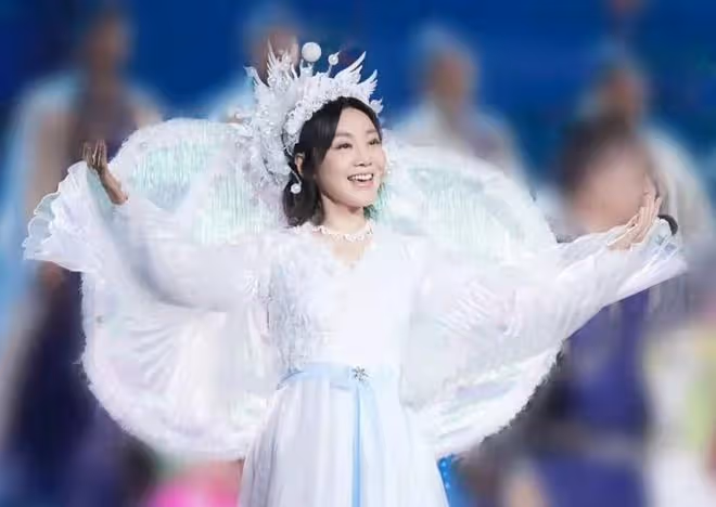 閆妮現身支持星二代當導演,一臉素顏宛如不會老,兩條小細腿吸睛