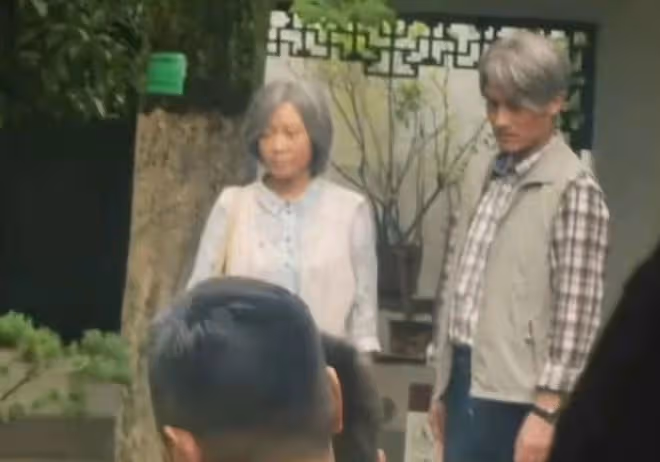閆妮現身支持星二代當導演,一臉素顏宛如不會老,兩條小細腿吸睛