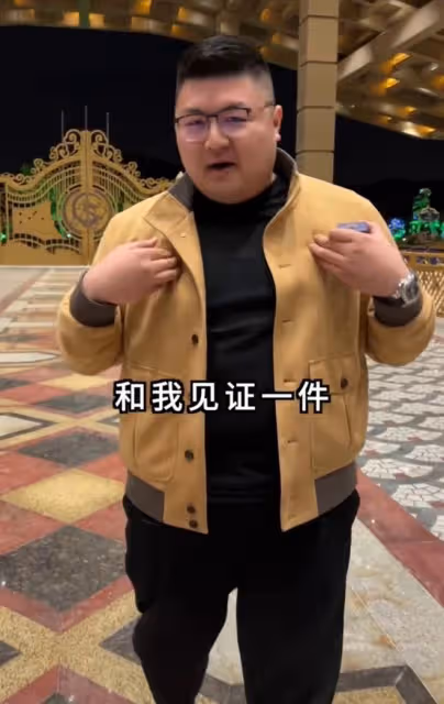 網紅猴哥包遊樂場求婚,跪地雙手顫抖送鑽戒,多台無人機演燈光秀