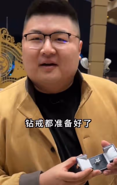 網紅猴哥包遊樂場求婚,跪地雙手顫抖送鑽戒,多台無人機演燈光秀