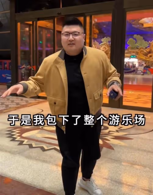 網紅猴哥包遊樂場求婚,跪地雙手顫抖送鑽戒,多台無人機演燈光秀
