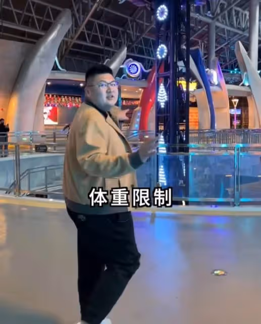 網紅猴哥包遊樂場求婚,跪地雙手顫抖送鑽戒,多台無人機演燈光秀