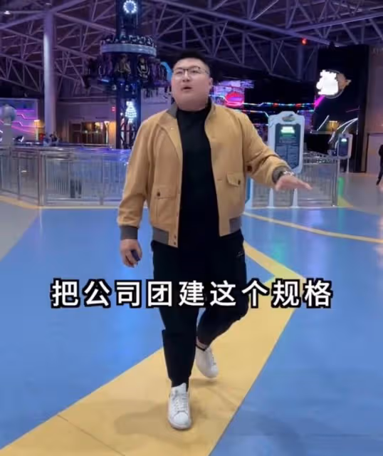 網紅猴哥包遊樂場求婚,跪地雙手顫抖送鑽戒,多台無人機演燈光秀