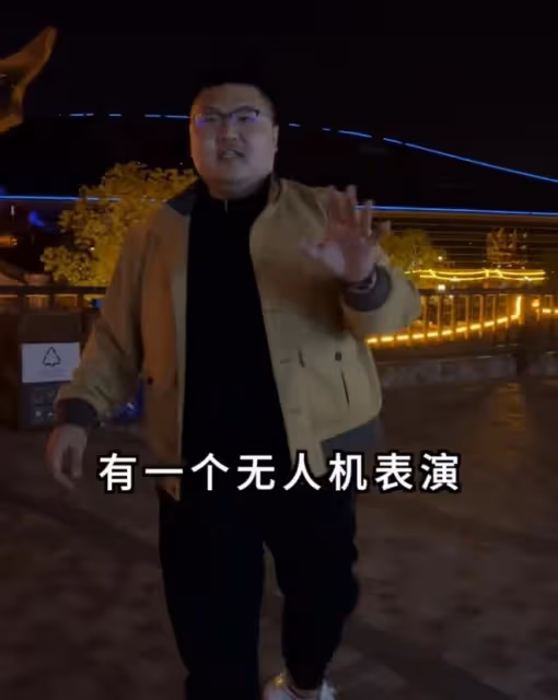 網紅猴哥包遊樂場求婚,跪地雙手顫抖送鑽戒,多台無人機演燈光秀
