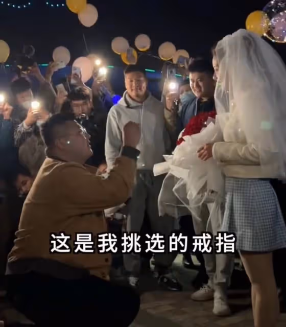 網紅猴哥包遊樂場求婚，跪地雙手顫抖送鑽戒，多台無人機演燈光秀