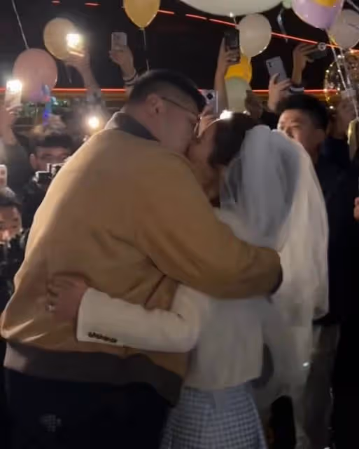 網紅猴哥包遊樂場求婚，跪地雙手顫抖送鑽戒，多台無人機演燈光秀