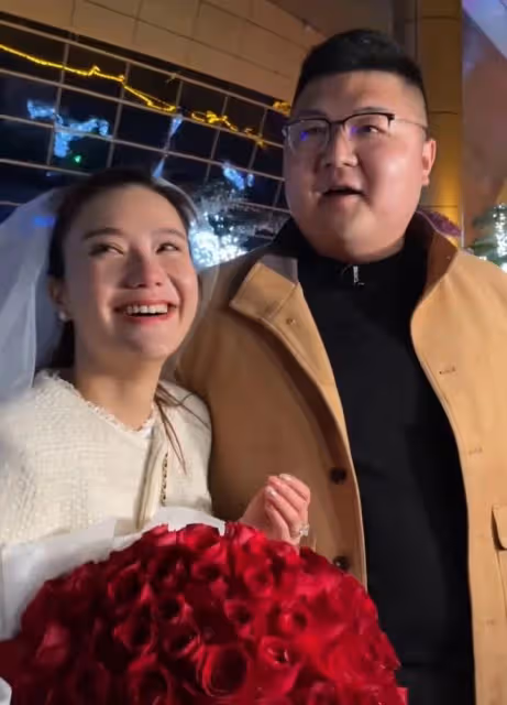 網紅猴哥包遊樂場求婚，跪地雙手顫抖送鑽戒，多台無人機演燈光秀