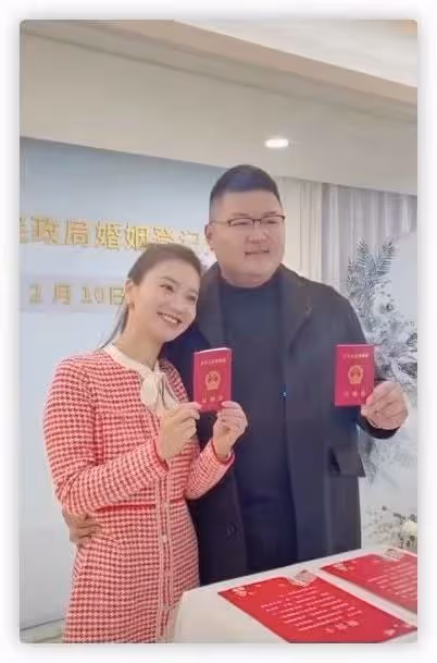 網紅猴哥包遊樂場求婚，跪地雙手顫抖送鑽戒，多台無人機演燈光秀