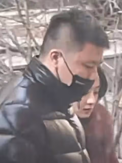 網友偶遇趙麗穎拍戲,穿玫紅色棉服素顏出鏡,臉蛋圓潤被指像大媽