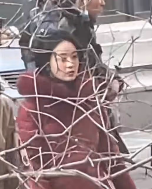 網友偶遇趙麗穎拍戲,穿玫紅色棉服素顏出鏡,臉蛋圓潤被指像大媽