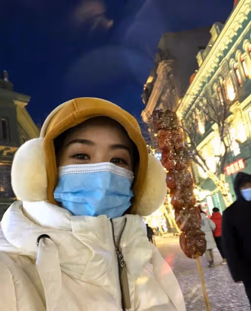 網友偶遇趙麗穎拍戲,穿玫紅色棉服素顏出鏡,臉蛋圓潤被指像大媽