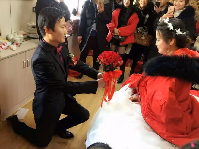 俺坐月子,婆婆來照顧幾天就離開,接到小姑子電話,俺淚奔了