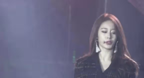 他將我輕輕放在椅子上,我摟住他的脖子,輕輕在他唇上印上一個吻