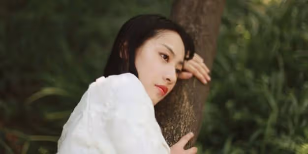 他將我輕輕放在椅子上,我摟住他的脖子,輕輕在他唇上印上一個吻